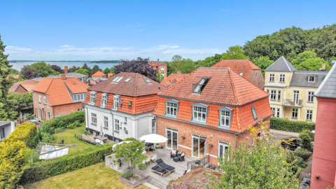 MARKANT PALÆEJENDOM PÅ EN AF ROSKILDES MEST ATTRAKTIVE OG EKSKLUSIVE ADRESSER.