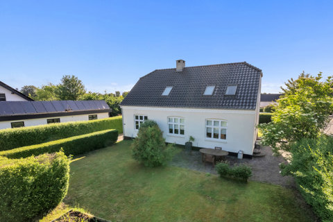 Charmerende og rummelig villa med masser af atmosfære, 5 soveværelser og skønt gårdmiljø
