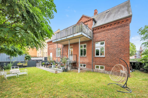 Sjældent udbudt bybolig på hele 440 etagemeter – med egen have, altan og eksklusive kvaliteter