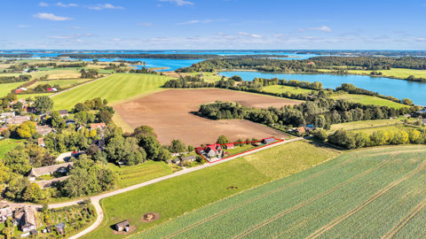 Charmerende indflytningsklar landvilla med god plads til familien, stærkt lokalt fællesskab og naturen lige uden for døren!