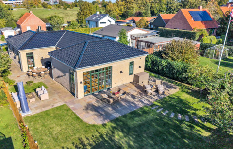 Attraktiv 1-plansvilla i Konge/Dronningekvarteret i gennemtænkt arkitektur, gedigne materialer og moderne komfort!